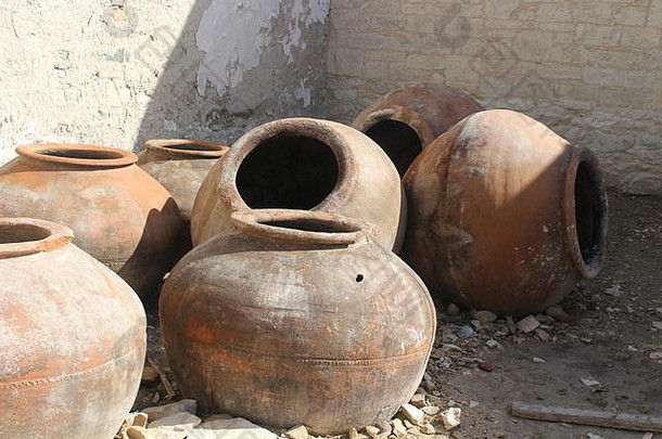 集团传统的大粘土罐子存储水被遗弃的街