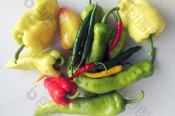 多种颜色的辣椒，包括黄、绿、红，可用于厨房