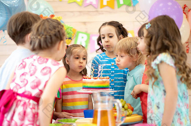 集团孩子们庆祝生日聚会，派对吹蜡烛蛋糕