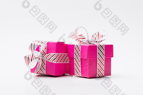 粉红色的礼物盒子系白色红色的条纹丝带
