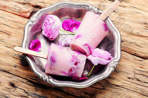 夏季香草冰淇淋配鲜玫瑰花