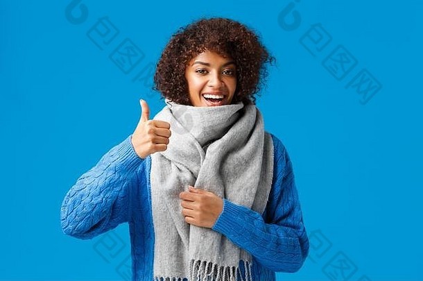 很好，是的。可爱快乐的非裔美籍女子穿着毛衣，买了凉爽温暖舒适的围巾，大拇指向上竖起表示赞同，推荐<strong>店铺</strong>