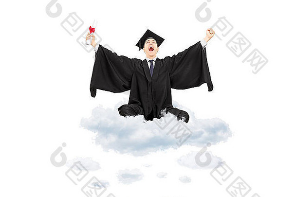 欣喜若狂的学生穿着毕业礼服，手里拿着毕业证书，坐在云端，打着幸福的手势