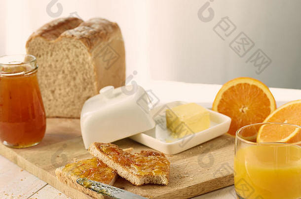早餐场景描绘果酱烤面包新鲜挤压橙色汁自制的面包