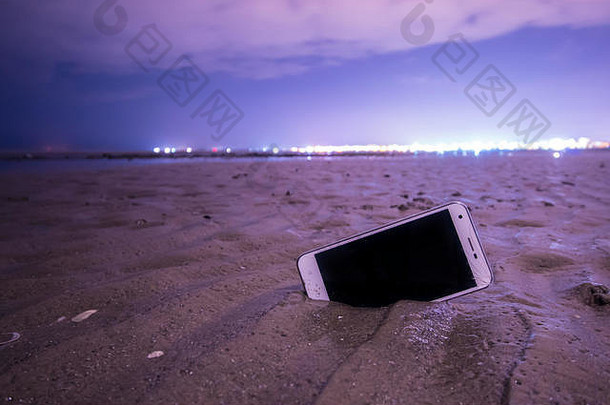 白色智能手机海滩晚上