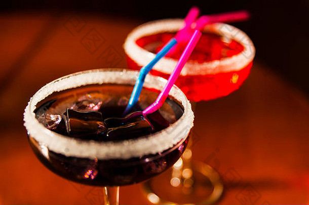 美味的色彩斑斓的饮料基于醇糖浆利口酒独特的效果调酒师工作聚会，派对晚上
