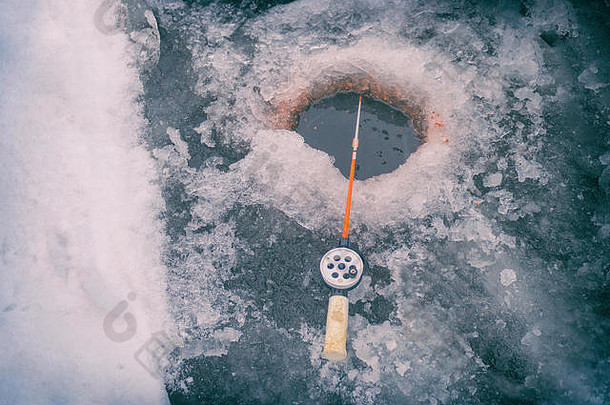 冬季钓鱼用鱼竿和冰洞