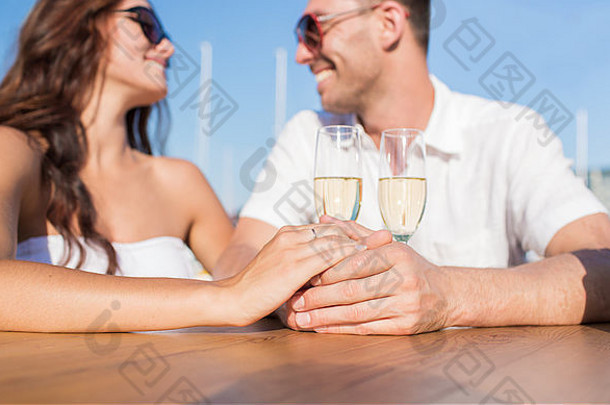 幸福新婚夫妇在咖啡厅喝<strong>香槟</strong>