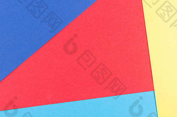 彩色纸张，以黄色、红色和蓝调构成平面背景