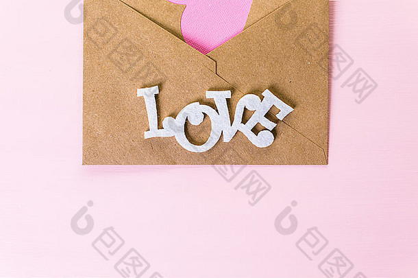 用再生纸手工制作的情人节贺卡。