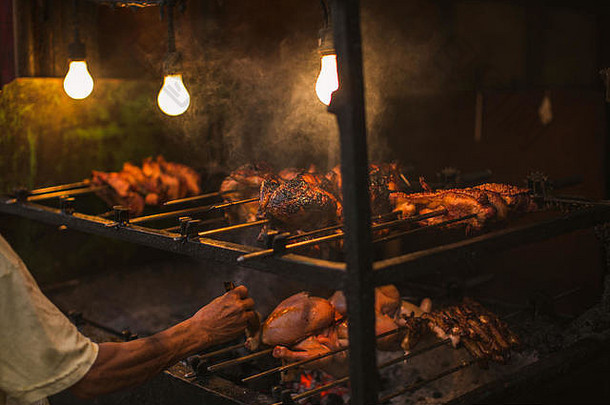 户外街鸡烧烤烧烤烤焙用具随地吐痰烤吸烟生活煤简单的电照明菲律宾莱雄男人。
