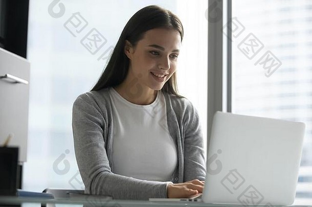 快乐年轻的女人工作移动PC打字
