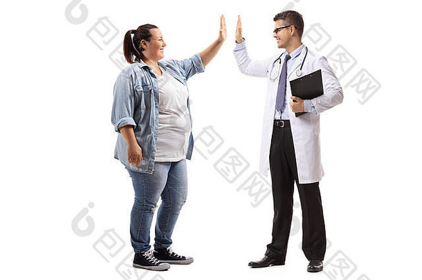 在白色背景下，一名年轻女子与一<strong>名医</strong>生击掌的全长侧面照片