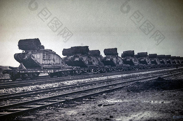 英国马克lV装备了筋膜，在1917年坎布雷<strong>战</strong>役准备中抵达法国北部的高原铁路枢纽。