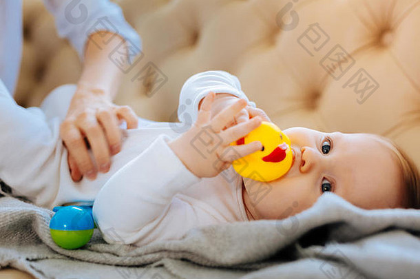 可爱的小宝宝抱着一只玩具鸭
