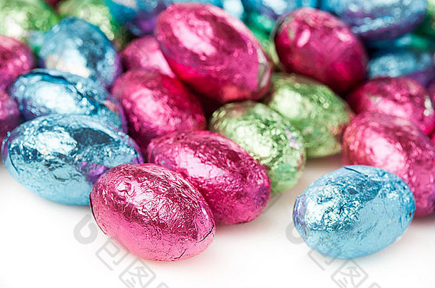 色彩斑斓的巧克力复活节蛋糖果包装箔