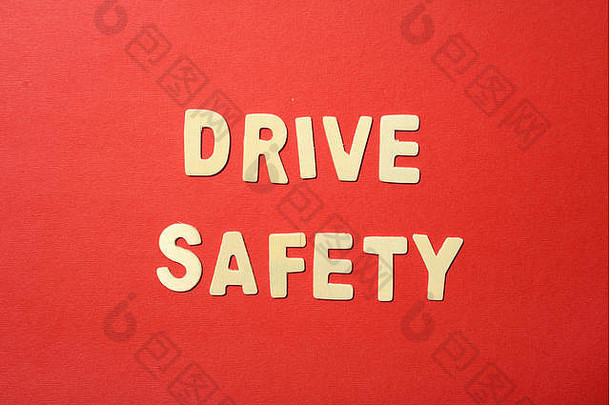 开车安全文本红色的纸背景
