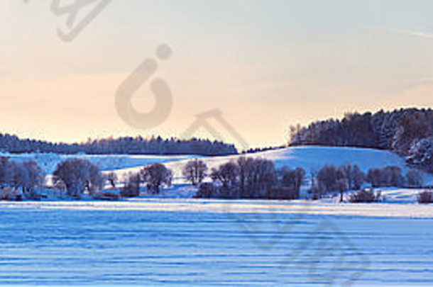 白俄罗斯冬天阳光明媚。寒冷的冬日。冬季湖。