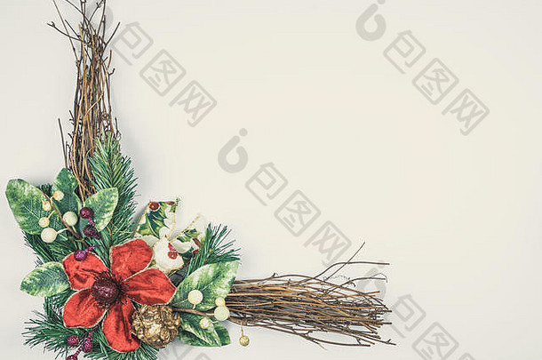 白色背景上的圣诞花环。大<strong>红花</strong>、<strong>绿叶</strong>和嫩枝。文本或副本的空间。圣诞节或新年。