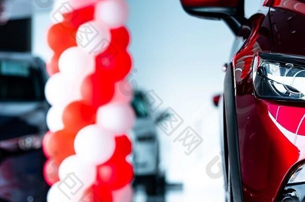 特写镜头头灯红色的运动型多功能车车奢侈品运动型多功能车车停现代展厅出售促销活动事件车经销商办公室电车业务