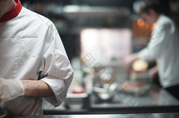 餐厅老板烹饪准备海食物开放厨房餐厅烹饪前景焦点烹饪助理厨房背景