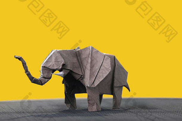 黄色背景上的<strong>折纸</strong>大象。