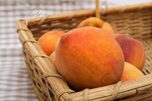 成熟的桃子水果篮子桌布