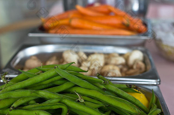 新鲜的蔬菜金属托盘餐厅胡萝卜绿色字符串豆子香榭丽舍