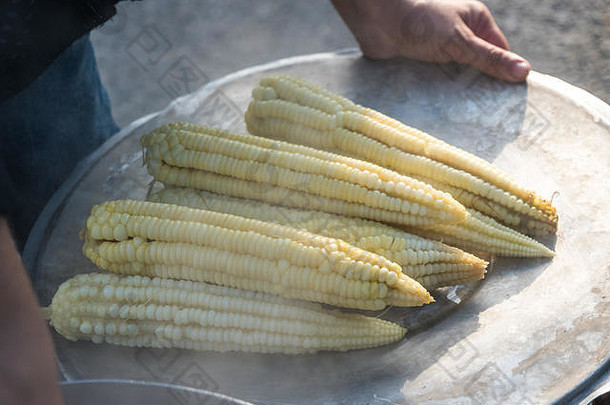 街头小吃上煮过的新鲜白玉米。