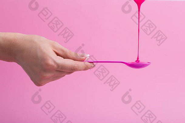 粉红色的霓虹灯油漆流粉红色的勺子