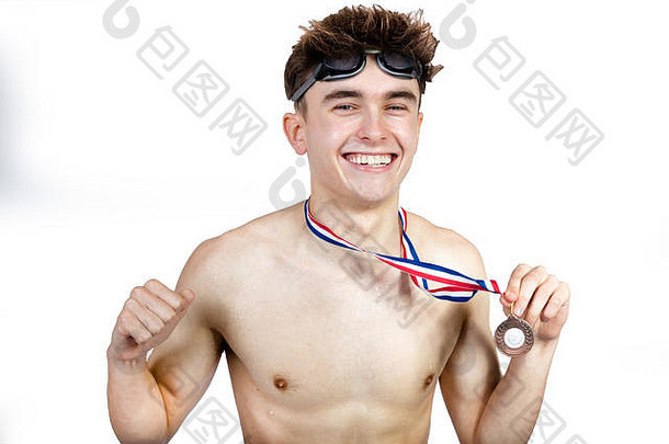 成功的白人年轻游泳运动员，被隔离在白色背景上，并获得奖励