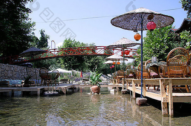 土耳其南部阿德拉桑河畔餐厅