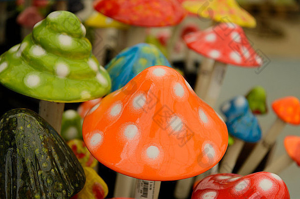 充满活力的色彩斑斓的陶瓷蘑菇帽