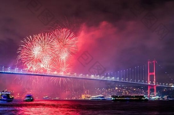 土耳其伊斯坦布尔。伊斯坦布尔周围的2020年新年庆祝活动。伊斯坦布尔博斯普鲁斯桥（7月15日烈士桥）的焰火表演。