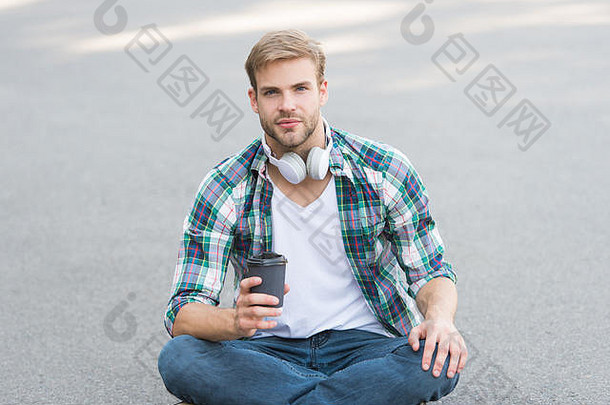 有趣的打破的家伙无忧无虑的学生享受咖啡在户外大学生活生活平衡幸福健康咖啡打破男人。坐地面喝咖啡放松充电