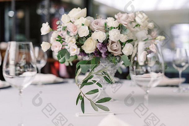 现代婚礼的时尚装饰和鲜花。透明支架上的<strong>桌号</strong>。婚礼的小细节