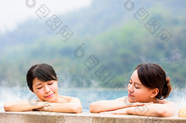 快乐的年轻女子在温泉里放松