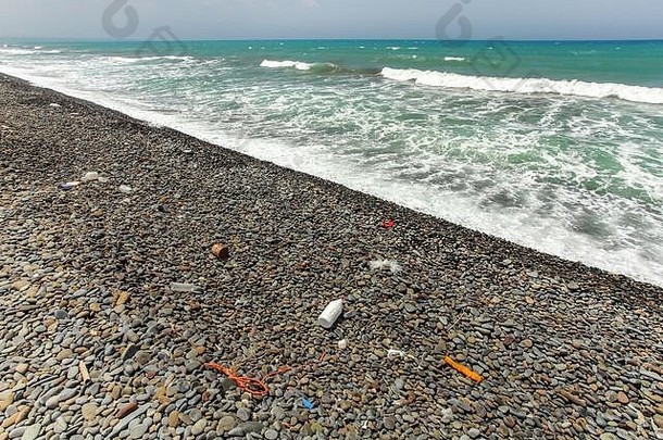 美丽的未遭破坏的黑暗卵石石头海滩垃圾塑料洗<strong>海洋</strong>乱扔垃圾概念