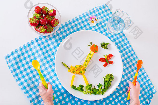 为小孩子准备的健康素食午餐。儿童餐。蔬菜和水果用作动物，玉米，花椰菜，胡萝卜，草莓