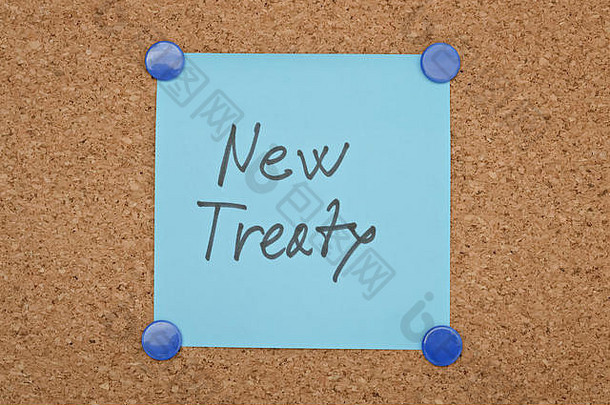 新条约的文本写在钉在软木板上的贴纸上