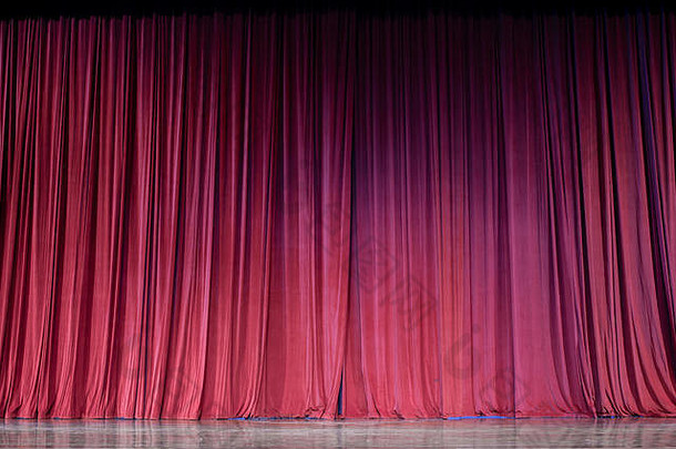 剧院里的红色窗帘和木制舞台。