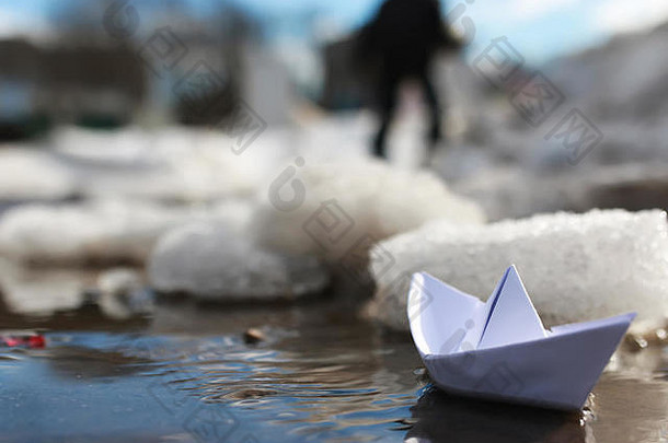 水池里的<strong>纸船</strong>