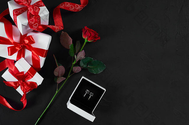 黑暗红色的玫瑰盒子耳环黑色的背景罗姆