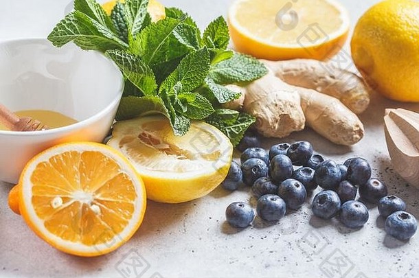 <strong>免</strong>疫和抗流感的健康成分。白底柑橘类水果、<strong>生姜</strong>、蜂蜜、蓝莓和薄荷，健康理念。