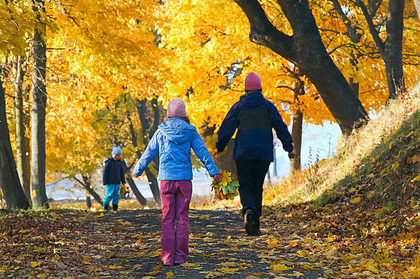 幸福家庭（<strong>带</strong>着<strong>小孩</strong>的母亲）在金枫秋天公园散步
