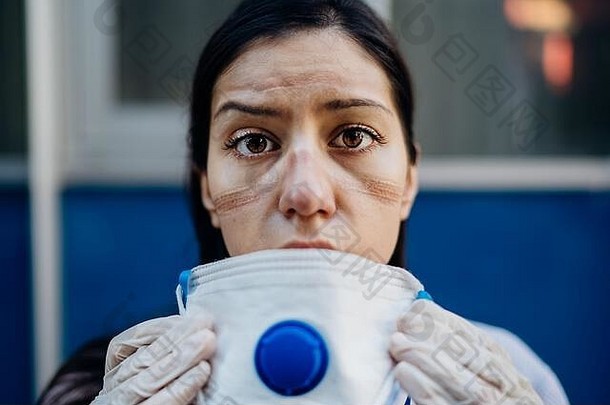 疲惫的医生/护士穿着冠状病毒防护装备N95口罩制服。C2019冠状病毒疾病医学专业人员的心理状态。面对