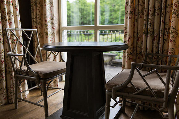 家中老式椅子和桌子的特写镜头