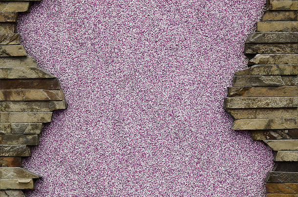 涂有灰泥并经过的紫色混凝土墙，有一个漂亮的扁平矩形石头框架。采购带有h的幻灯片、演示文稿或表格