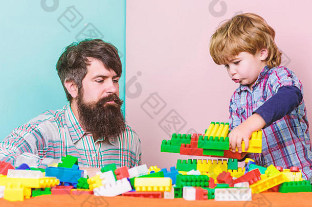 激发灵感。用彩色构造器建造平面。爱儿童发展。小男孩和爸爸一起玩。父亲和儿子玩游戏。梦见苍蝇。快乐的家庭休闲。