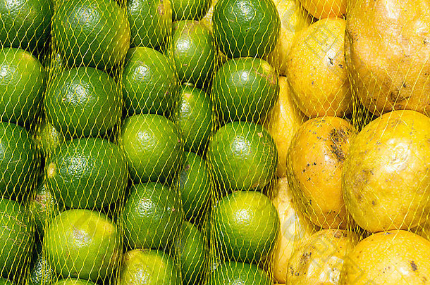 巴西里约热内卢的农贸市场上，新鲜的酸橙和西番莲果实成袋堆放